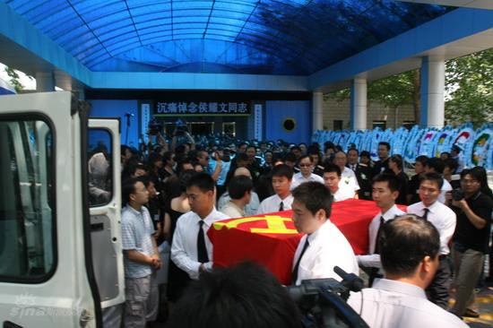 图文侯耀文灵柩抬出灵堂侯耀文灵柩覆盖党旗