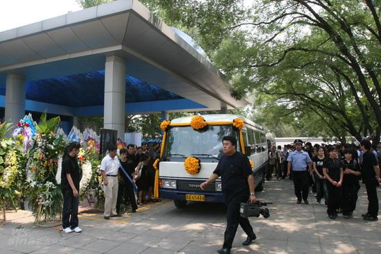 图文:侯耀文灵柩抬出灵堂-灵车停靠在灵堂外