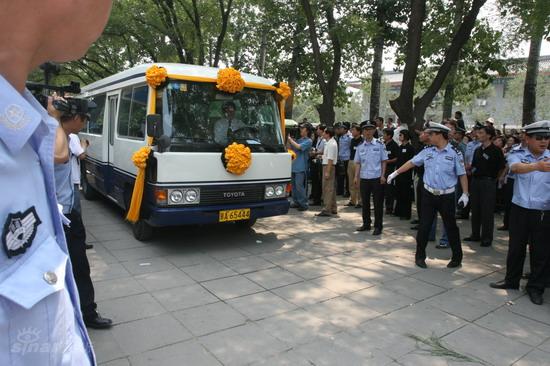 图文:侯耀文灵柩抬出灵堂-灵车驶往火化场