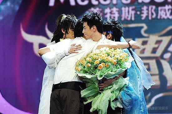 图文:好男儿5进4比赛--扎西和兄弟们拥抱