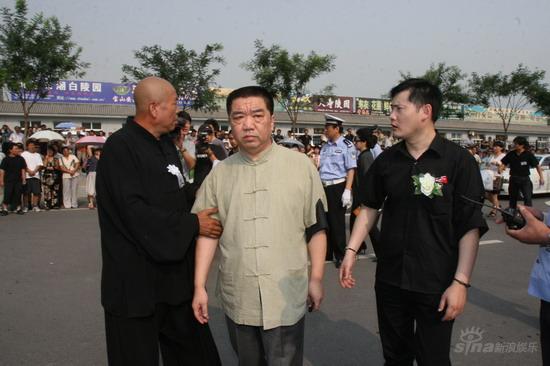 组图:孟凡贵到达八宝山 侯耀文徒弟搀扶入场