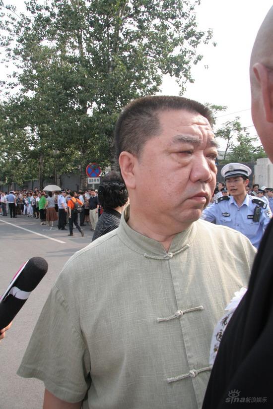 图文:各界名人前往侯耀文追悼会-孟凡贵到场