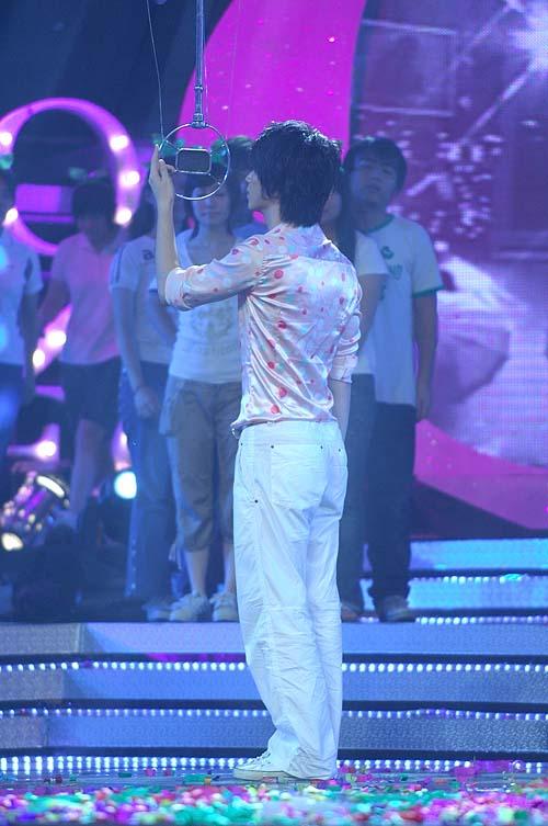 图文:加油好男儿4进3--宋晓波表演诗朗诵