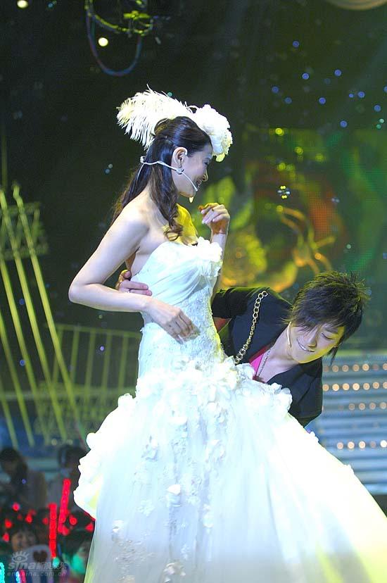 图文:加油好男儿4进3--乔任梁抱伊能静