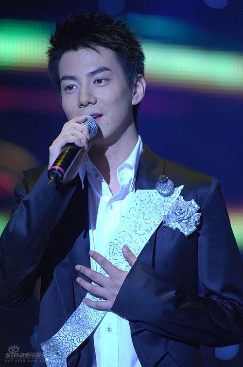 图文加油好男儿4进3张殿菲左胸前戴花