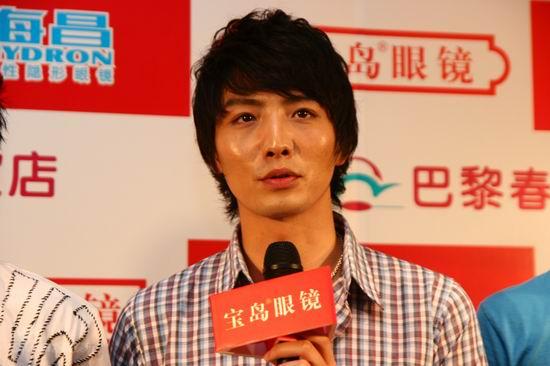 图文:兄弟联上海签名会--钟凯回应媒体提问