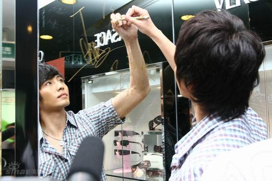 图文:兄弟联上海签名会--钟凯帅气酷味十足