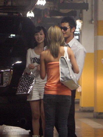 图文:黄晓明王中磊携美女观影--三人行