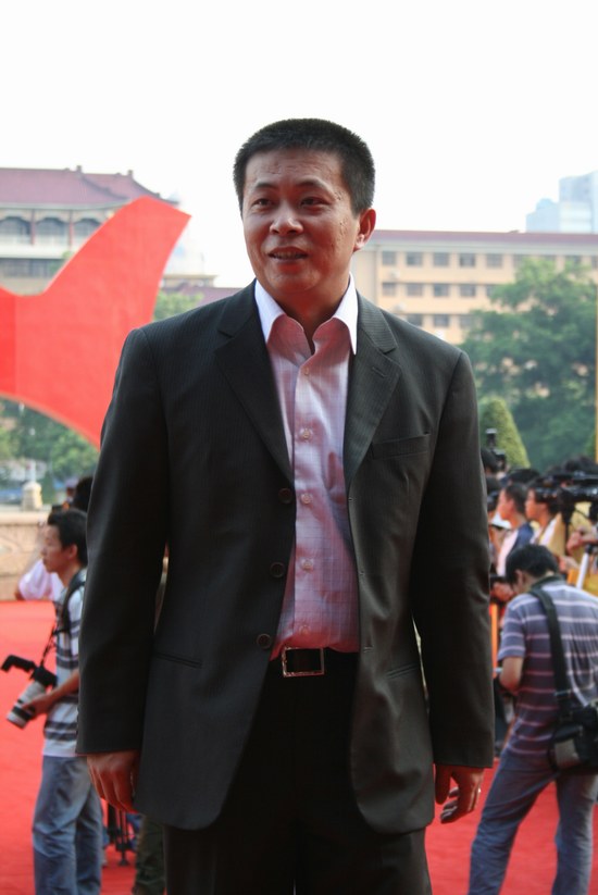 图文:新浪ceo兼总裁曹国伟红毯微笑致意