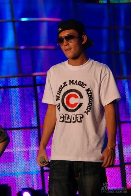 陈冠希墨镜登场风格独特