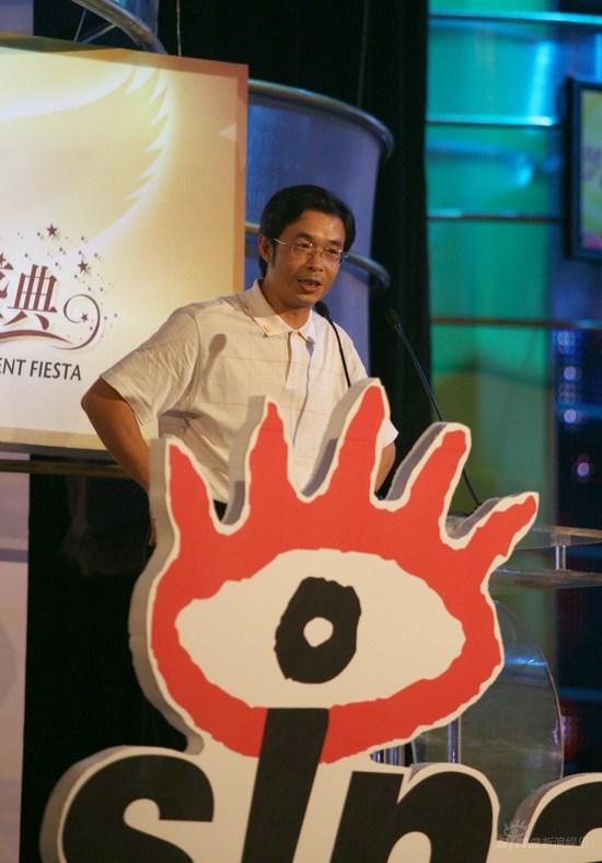 图文:长沙晚报副总编辑曾小明上台颁奖