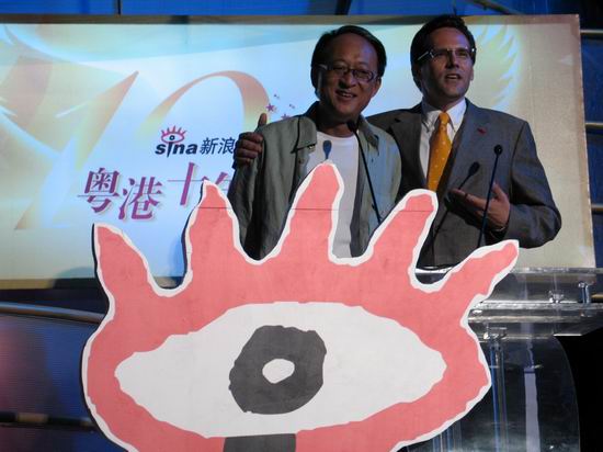 嘉宾银都机构运营总监方平(左)与北京汇源食品饮料有限公司副总裁毛天赐(右)