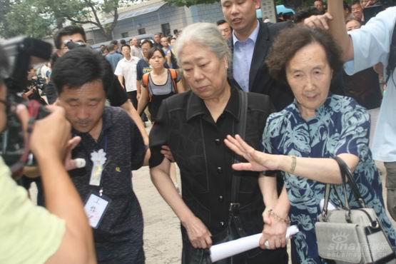 演员韩影前来送行新浪娱乐讯 文兴宇追悼会及遗体告别式于3日上午9时