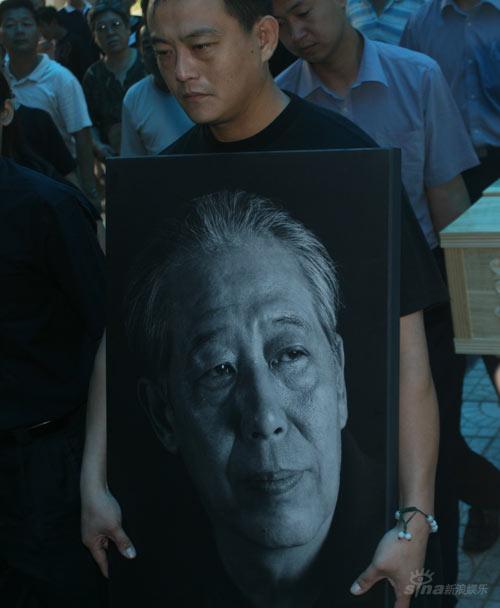 组图:文兴宇儿子怀抱遗像送灵柩 亲属焚烧花篮_影音娱乐_新浪网