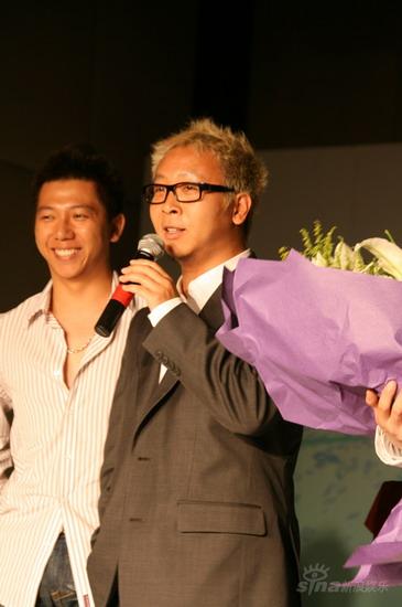 图文:bobo组合加盟华谊-华谊音乐总经理袁涛