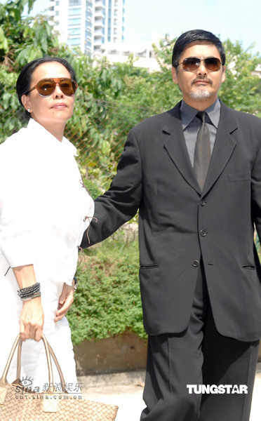 图文:钟楚红为朱家鼎办追思会--周润发夫妇