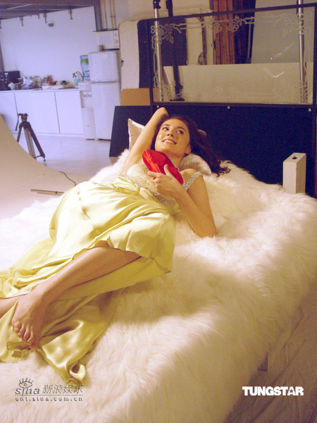 图文:名模mandy lieu写真--美腿修长