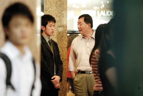 图文薛家燕前夫欲复合遭拒绝前夫走出餐厅