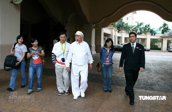 众人陪伴下的房道龙