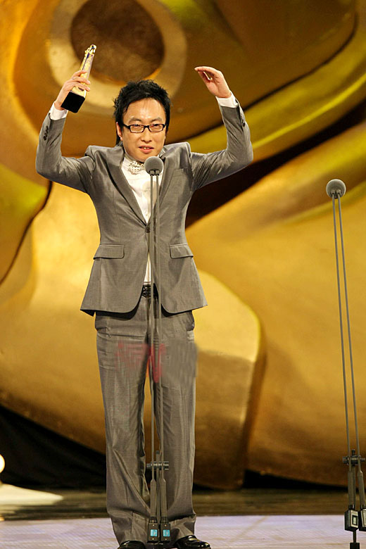 图文:朴明秀凭《无限挑战》获最佳综艺男主持