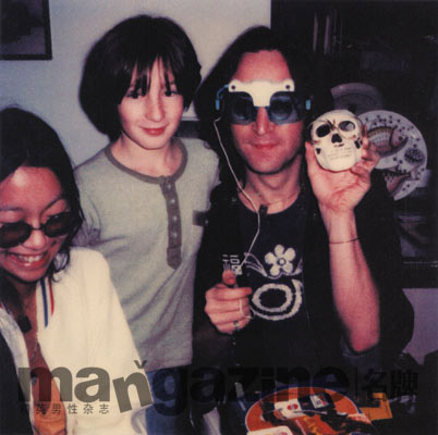 列侬和儿子朱立安及庞凤仪在一起