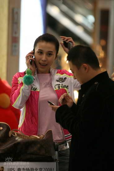 马琳与女友张宁益甜蜜现身首都机场