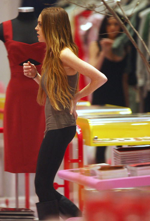 图文:罗韩购物现"皮包骨"-疲惫罗韩手扶腰