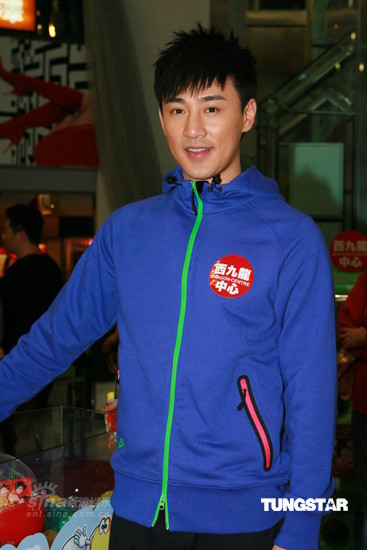 图文:英皇群星贺年--林峰着休闲装亮相