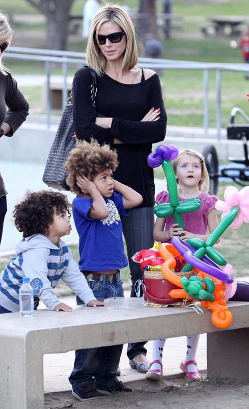 图文:名模克鲁姆带三子游玩--乔翰怕气球捂耳朵