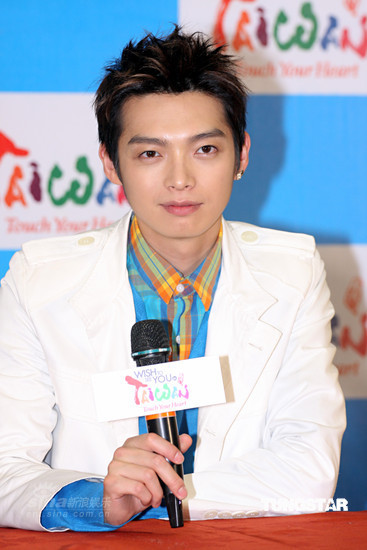 图文:飞轮海为台湾观光代言-辰亦儒白衣翩翩