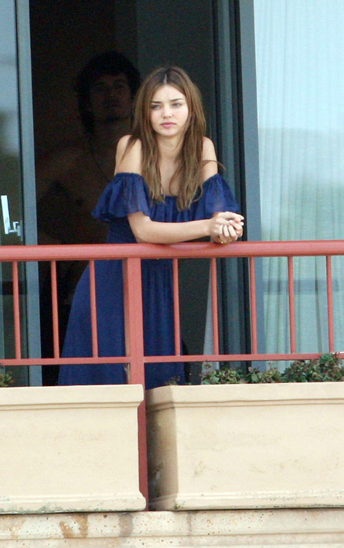 图文:奥兰多上演阳台激情秀-米兰达忧郁眼神