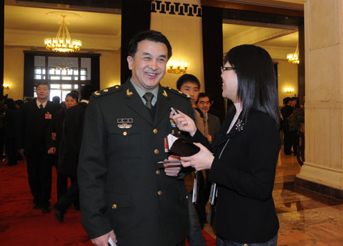 全国政协委员黄宏接受新华网记者采访