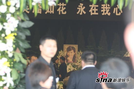 横幅“笑靥如花 永在我心”