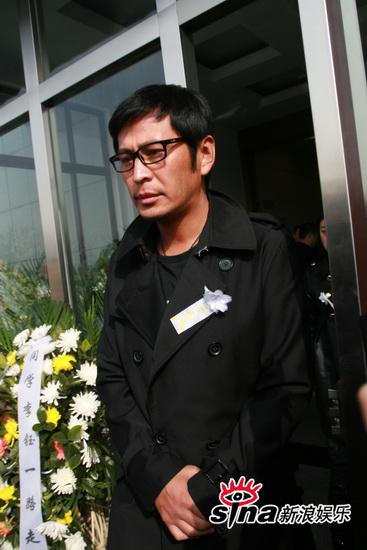 演员王亚楠出席悼念仪式