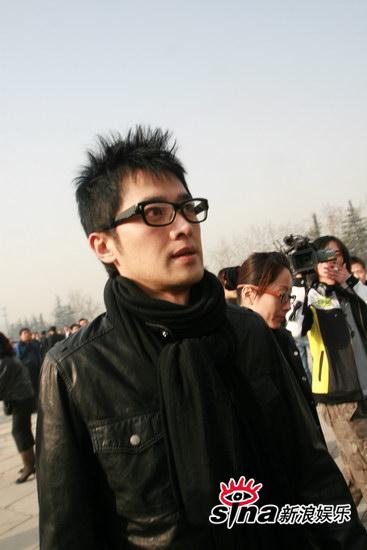 任泉黑框眼镜露面