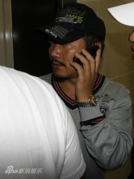 “谢广坤”扮演者唐鉴军抵达医院