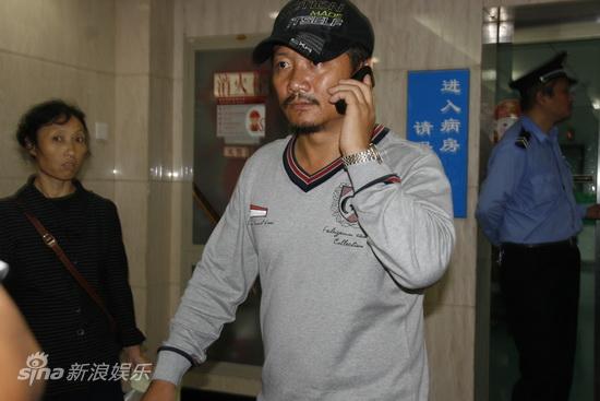 唐鉴军(赵本山徒弟，曾主演电视剧《刘老根》、《乡村爱情》)边走边打手机