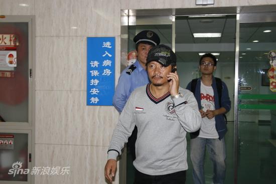 唐鉴军步履匆匆