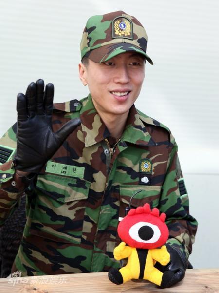 图文:对话李在元张佑赫--李在元跟网友打招呼