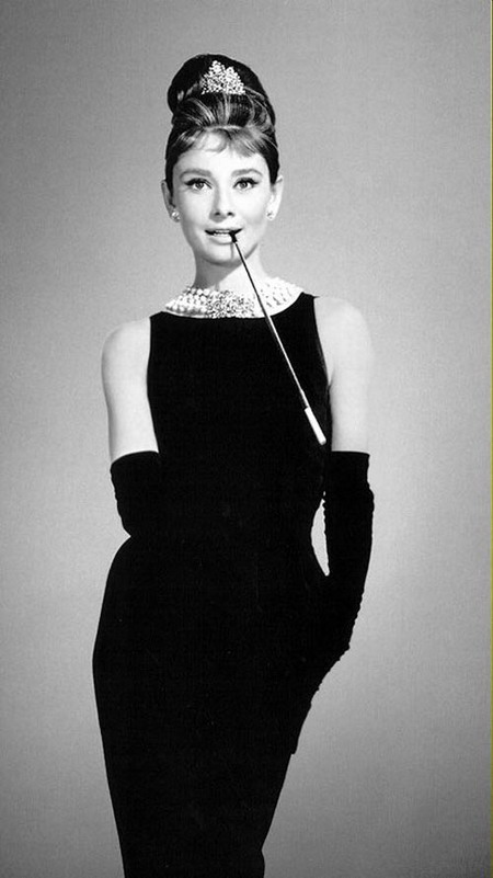 这条经典的小黑裙将于今年12月5日在伦敦克里斯蒂拍卖行被拍卖。