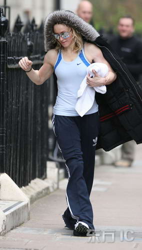 组图:麦当娜得健身教练真传 肌肉线条清晰可见