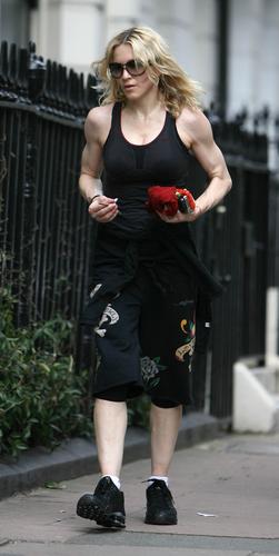 麦当娜身穿黑色紧身背心 肌肉壮硕无女人味(图)