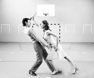  菲欧娜（右）与多明尼克在影片《伦巴》中