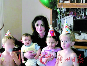 迈克尔·杰克逊与他的3个孩子。（资料图片）