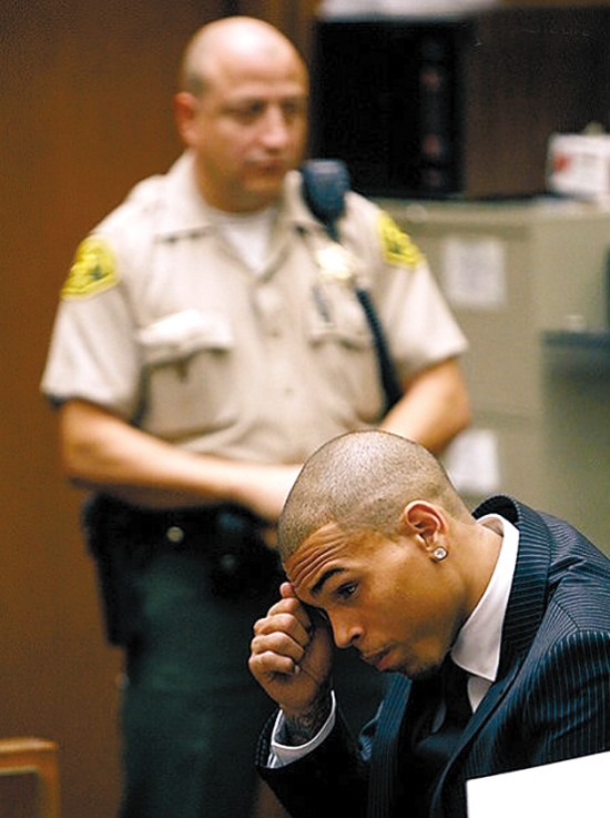 克里斯·布朗施暴案面对审判,低头认罪