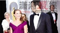 未婚夫本杰明·米莱皮耶陪波特曼走红毯。