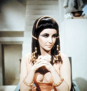 伊丽莎白·泰勒在《埃及艳后》中的经典造型 