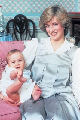 这是婴儿时期的威廉王子和母亲戴安娜王妃的合影