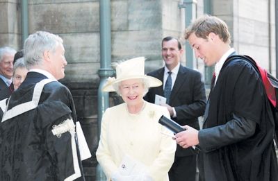 英国女王伊丽莎白二世（中）出席威廉王子（右）的毕业典礼