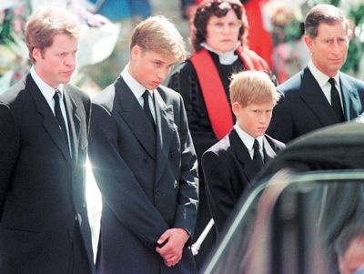 威廉王子（左二）出席母亲戴安娜的葬礼